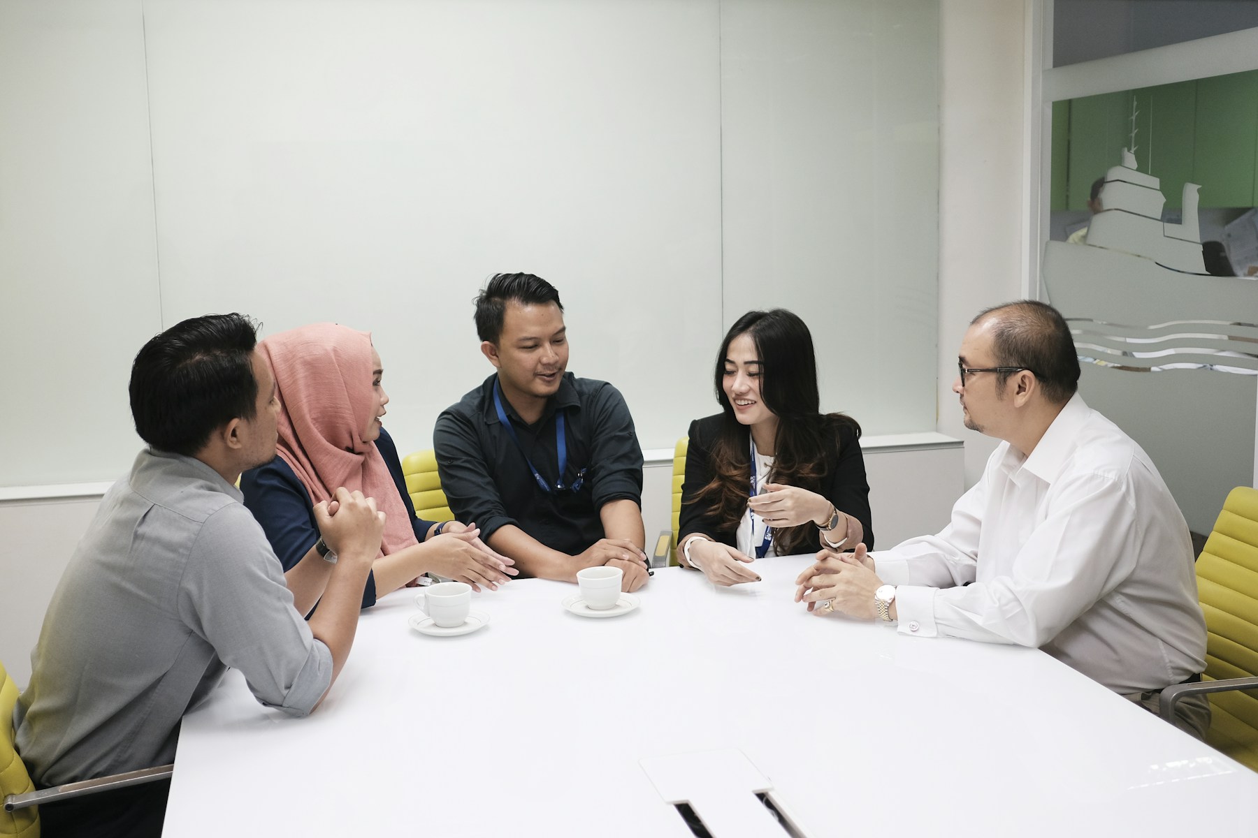 Tim Indonesia berdiskusi dalam perencanaan proyek digital
